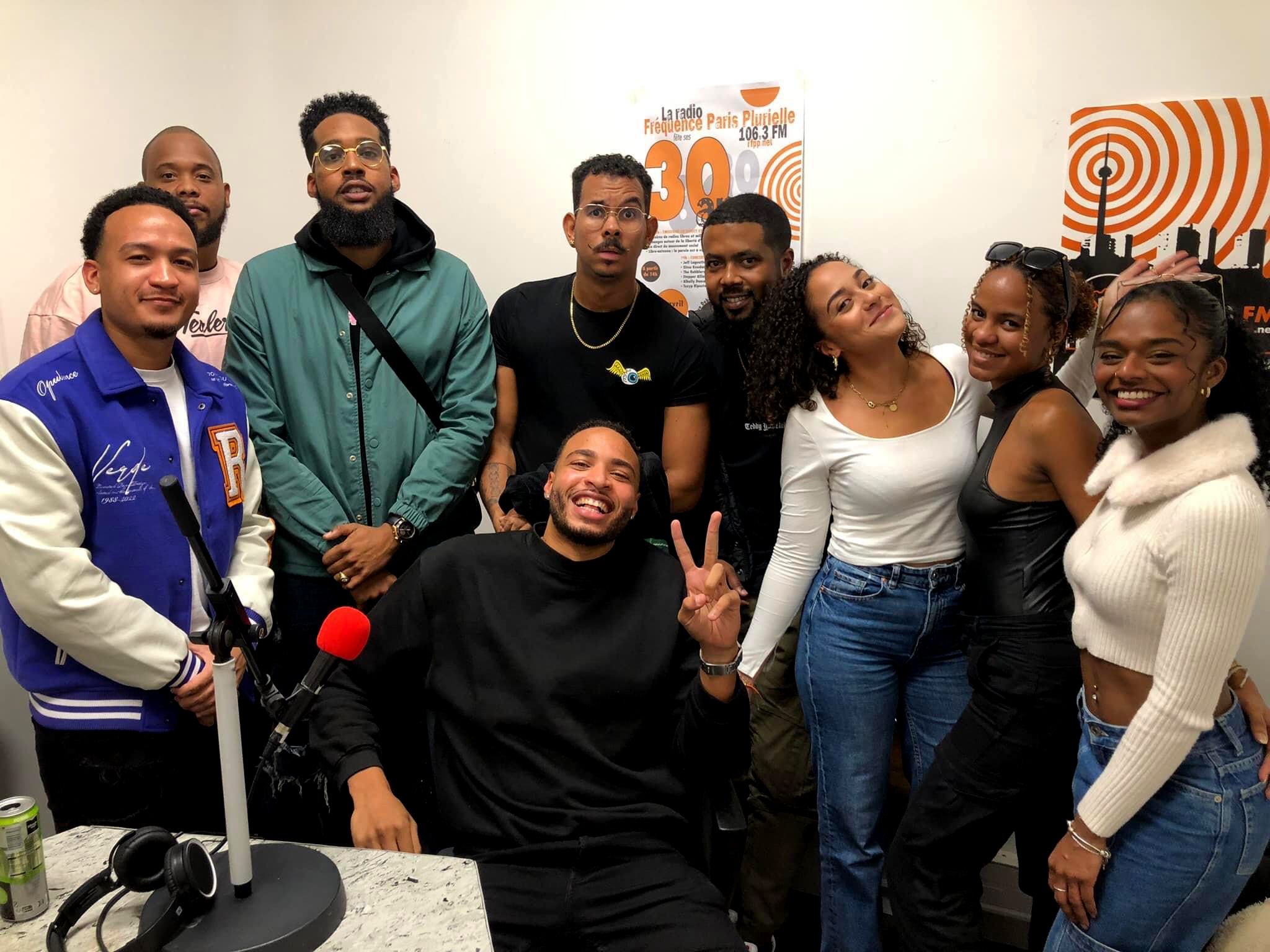 L'équipe de Tripin Radio au complet dans le studio de Fréquence Paris Plurielle, autour d'un micro.